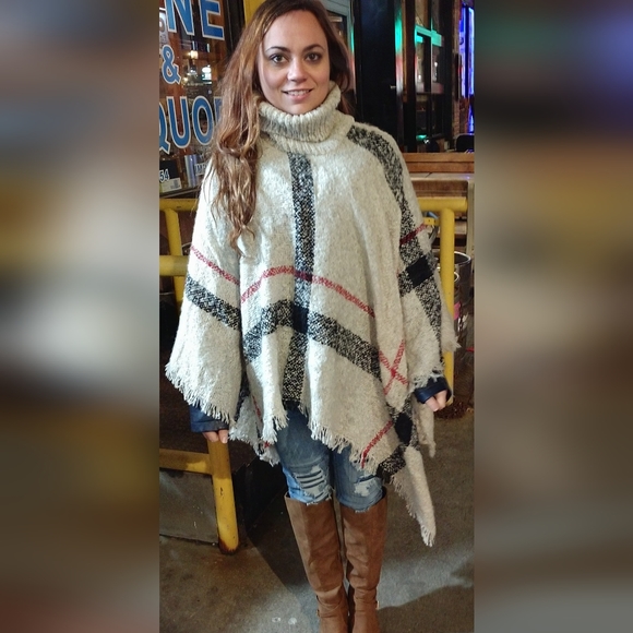 Beautiful poncho - Picture 6 of 6